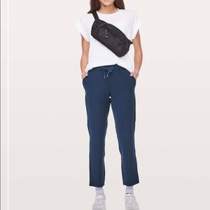 Lululemon on the fly pant navy (reposh) WOVEN